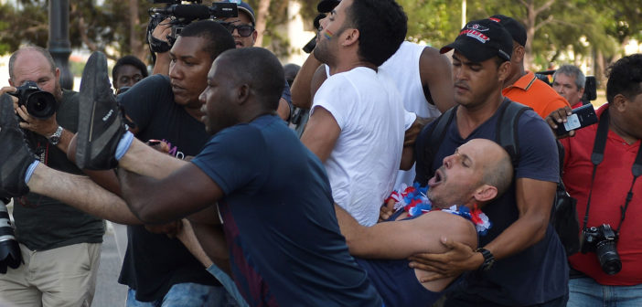 Eran 300, giovani e gay….